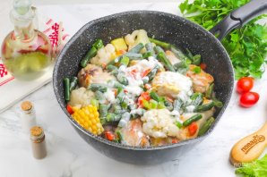 Курица в кефире с овощами