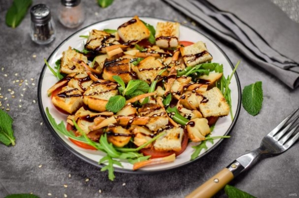 Салат с сыром косичка и сухариками Салат с сыром косичка и сухариками