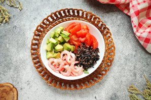 Боул с креветками, авокадо и черным рисом