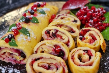 Рулеты из яиц со смородиной и клубникой