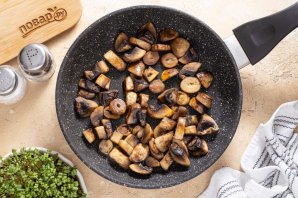 Шампиньоны в сметанном соусе Шампиньоны в сметанном соусе