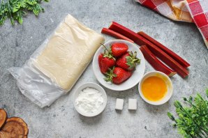 Пирог с клубникой и ревенем