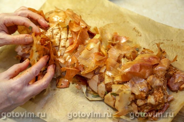 Грудинка закусочная, запеченная в луковой шелухе 