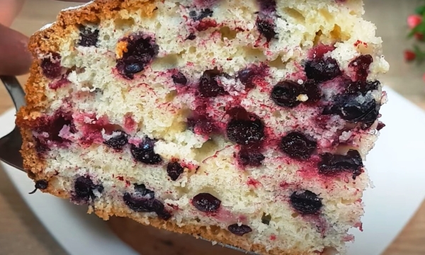 Все смешал и в духовку. Пирог на скорую руку с любыми ягодами