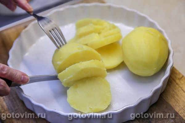 Картофель кусочками, приготовленный с бульоном в микроволновке Картофель кусочками, приготовленный с бульоном в микроволновке