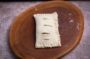 Слоеные пирожки с сыром и луком Слоеные пирожки с сыром и луком