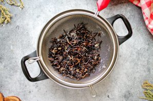 Боул с креветками, авокадо и черным рисом