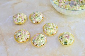 Тарталетки с салатом "Оливье" Тарталетки с салатом "Оливье"