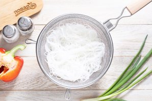 Фунчоза с вешенками и овощами Фунчоза с вешенками и овощами