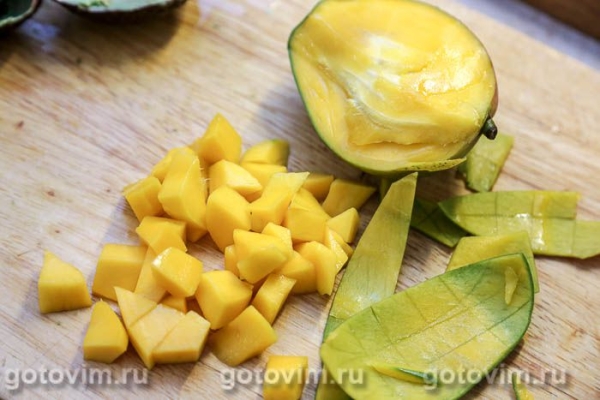 Поке с курицей, манго и авокадо Поке с курицей, манго и авокадо