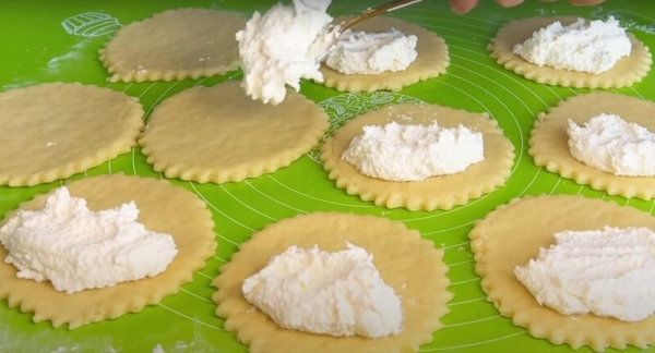 Готовятся из самых простых продуктов: как испечь сочни с творогом, которые будут нежнее, чем в дорогой кондитерской Готовятся из самых простых продуктов: как испечь сочни с творогом, которые будут нежнее, чем в дорогой кондитерской