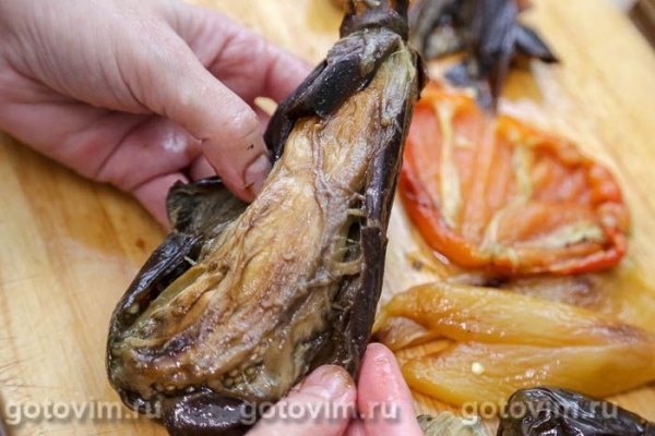 Икра из печёных баклажанов и перцев с варёным яйцом