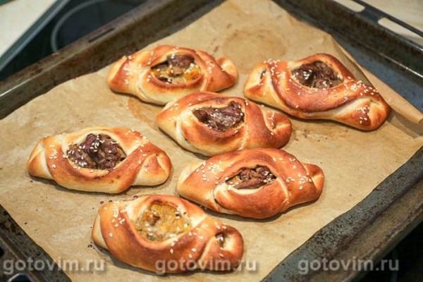 Булочка-плетенка с куриной печенью Булочка-плетенка с куриной печенью