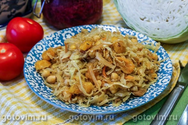 Солянка из квашеной и свежей капусты с нутом и курагой