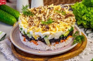 Салат с копченой курицей, черносливом и грецкими орехами Салат с копченой курицей, черносливом и грецкими орехами