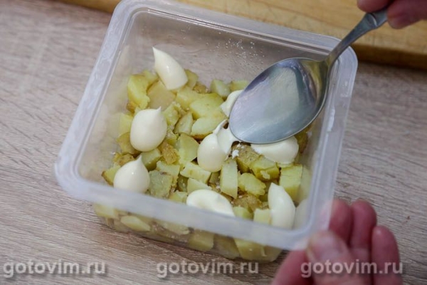 Слоеный салат из копченой скумбрии с картофелем и свежим огурцом