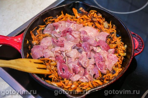 Жареная куриная печень с луком и яйцом