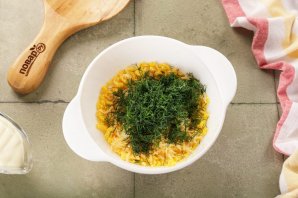 Яйца, фаршированные сыром и чесноком