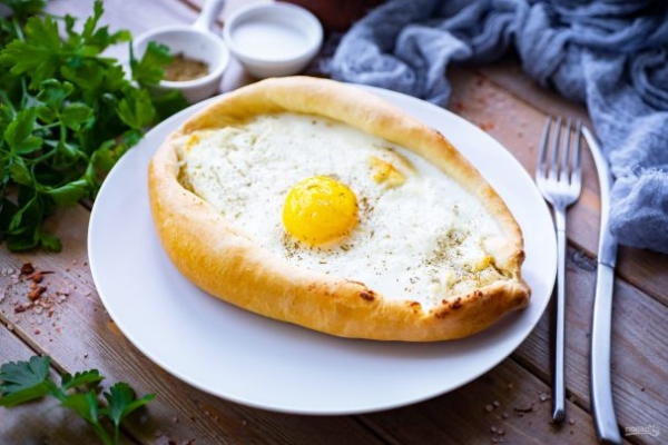 Хачапури по-аджарски с творогом Хачапури по-аджарски с творогом