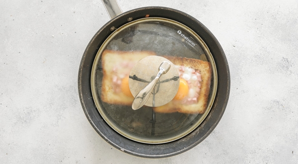 Яичница в хлебе на сковороде с колбасой и сыром, пошаговый рецепт с фото на 836 ккал Яичница в хлебе на сковороде с колбасой и сыром, пошаговый рецепт с фото на 836 ккал