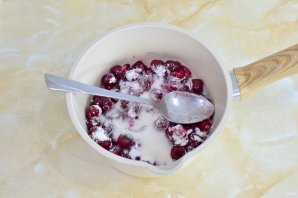 Меренговый рулет с вишней Меренговый рулет с вишней