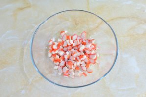 Крабовый салат с помидорами и огурцами Крабовый салат с помидорами и огурцами