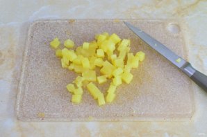 Салат с копчёной курицей и ананасами