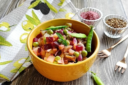 Винегрет с солеными груздями и свежим горошком Винегрет с солеными груздями и свежим горошком