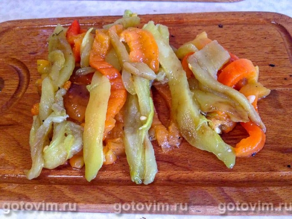 Спагетти с печёным перцем и сыром страчателла
