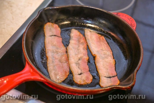 Блинные рулеты с беконом, копченым сыром и солеными огурцами Блинные рулеты с беконом, копченым сыром и солеными огурцами