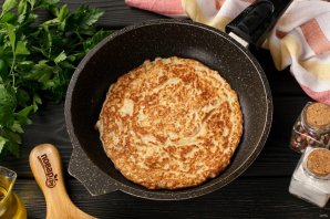 Мясной закусочный торт с грибами и маринованными огурцами Мясной закусочный торт с грибами и маринованными огурцами