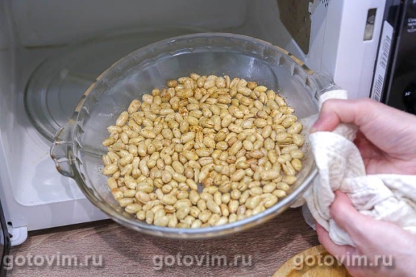 Солёный арахис с чесноком и копченой паприкой в микроволновке