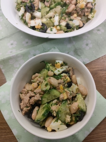 Фасолевый салат с печенью трески и оливками