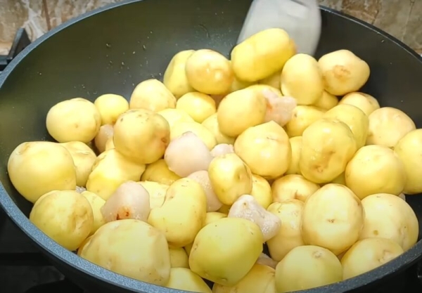 Такое блюдо захочешь снова и снова. Жареная картошка с салом и яйцом: шикарный рецепт Такое блюдо захочешь снова и снова. Жареная картошка с салом и яйцом: шикарный рецепт