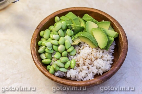 Поке-боул с бобами эдамаме, брокколи и авокадо Поке-боул с бобами эдамаме, брокколи и авокадо