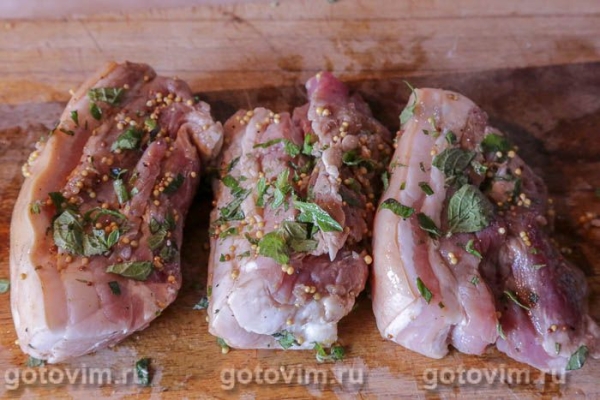 Свиная грудинка с горчицей, лимоном и мятой в духовке