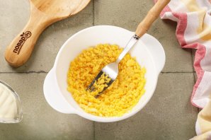 Яйца, фаршированные сыром и чесноком