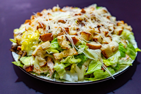 Слоеный салат с курицей и шампиньонами Слоеный салат с курицей и шампиньонами