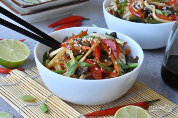 Удон с говядиной в устричном соусе Удон с говядиной в устричном соусе