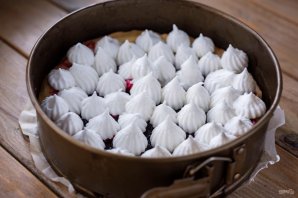 Пирог с замороженной вишней и безе Пирог с замороженной вишней и безе