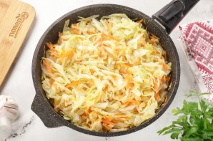 Тушеная капуста с сосисками Тушеная капуста с сосисками