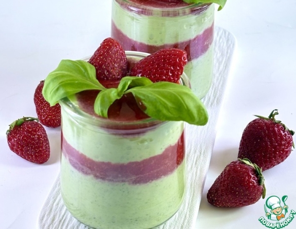 Десерт из йогурта с базиликом и клубникой Десерт из йогурта с базиликом и клубникой