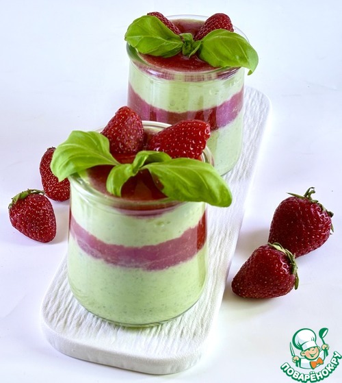 Десерт из йогурта с базиликом и клубникой Десерт из йогурта с базиликом и клубникой