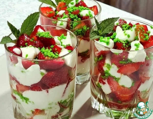 Десерт с клубникой и сметанным кремом Десерт с клубникой и сметанным кремом