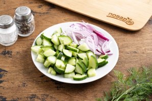 Салат по-грузински из огурцов и зелени Салат по-грузински из огурцов и зелени