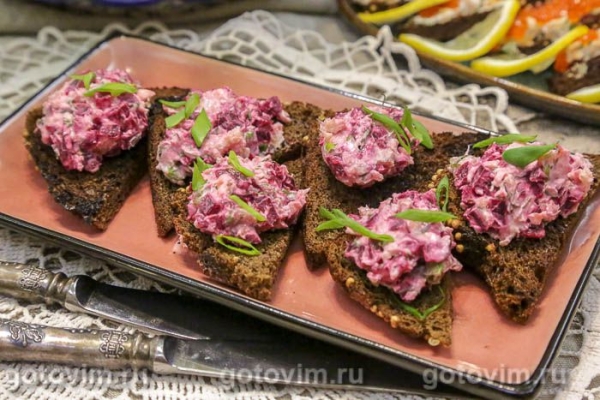 Тартинки с красной рыбой, творожным сыром и свеклой