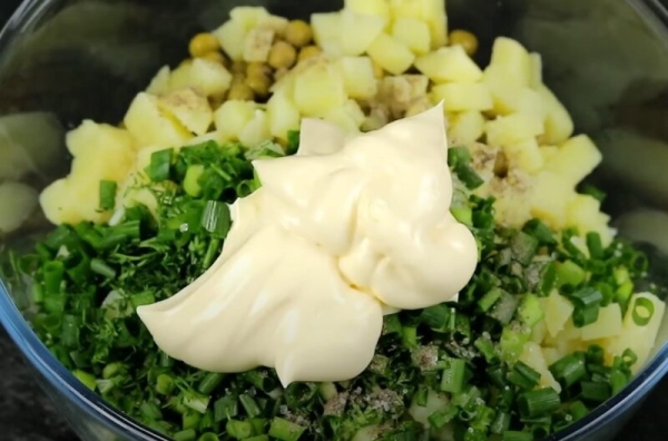 Салат со шпротами вкуснее «Оливье». Простой рецепт за 15 минут — подходит и для праздничного стола