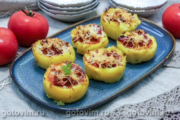 Мятая картошка, запеченная с колбасой чоризо и сыром