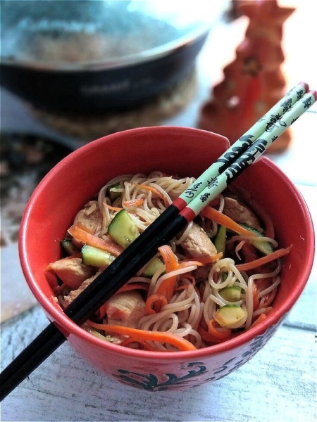 Салат с рисовой лапшой, курицей и овощами