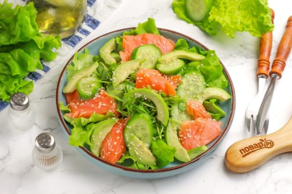 Салат с семгой, авокадо и огурцом Салат с семгой, авокадо и огурцом